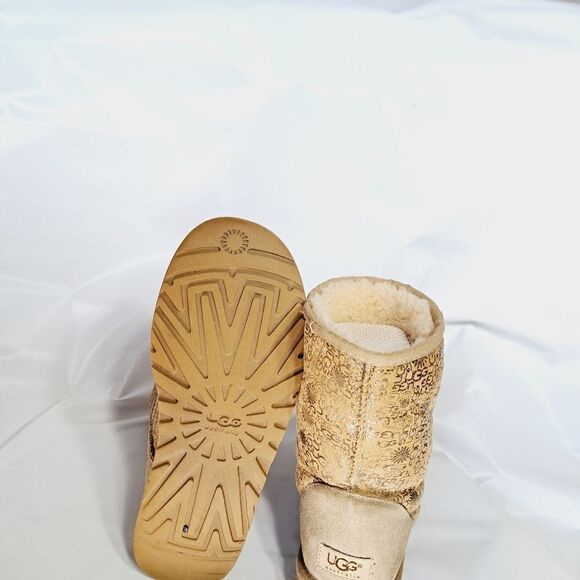 UGG   - Picture 9 of 15